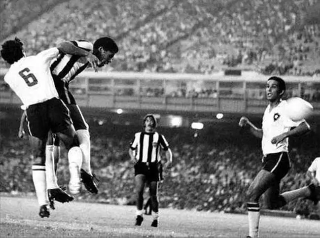 Dadá Maravilha cabeceia entre jogadores do Botafogo, com o Maracanã lotado ao fundo