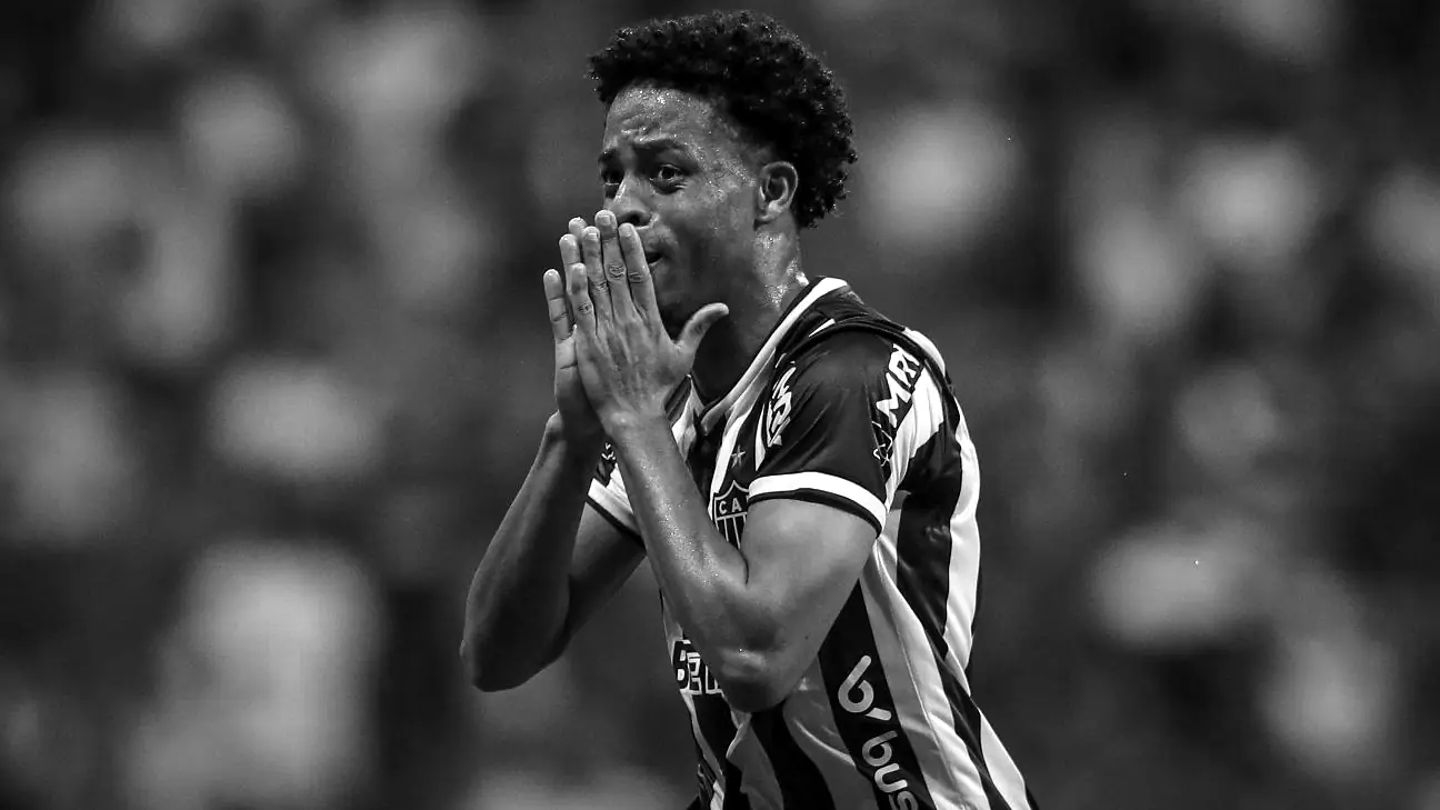 Keno, com as mãos juntas diante do rosto, comemora um gol na Fonte Nova
