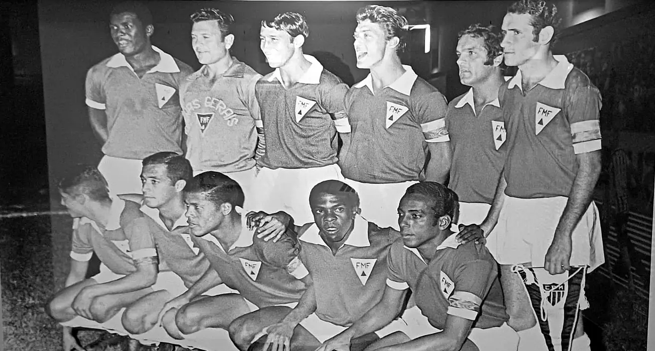 Os jogadores do Atlético posados com a camisa da Seleção Mineira, com o escudo da Federação Mineira no peito